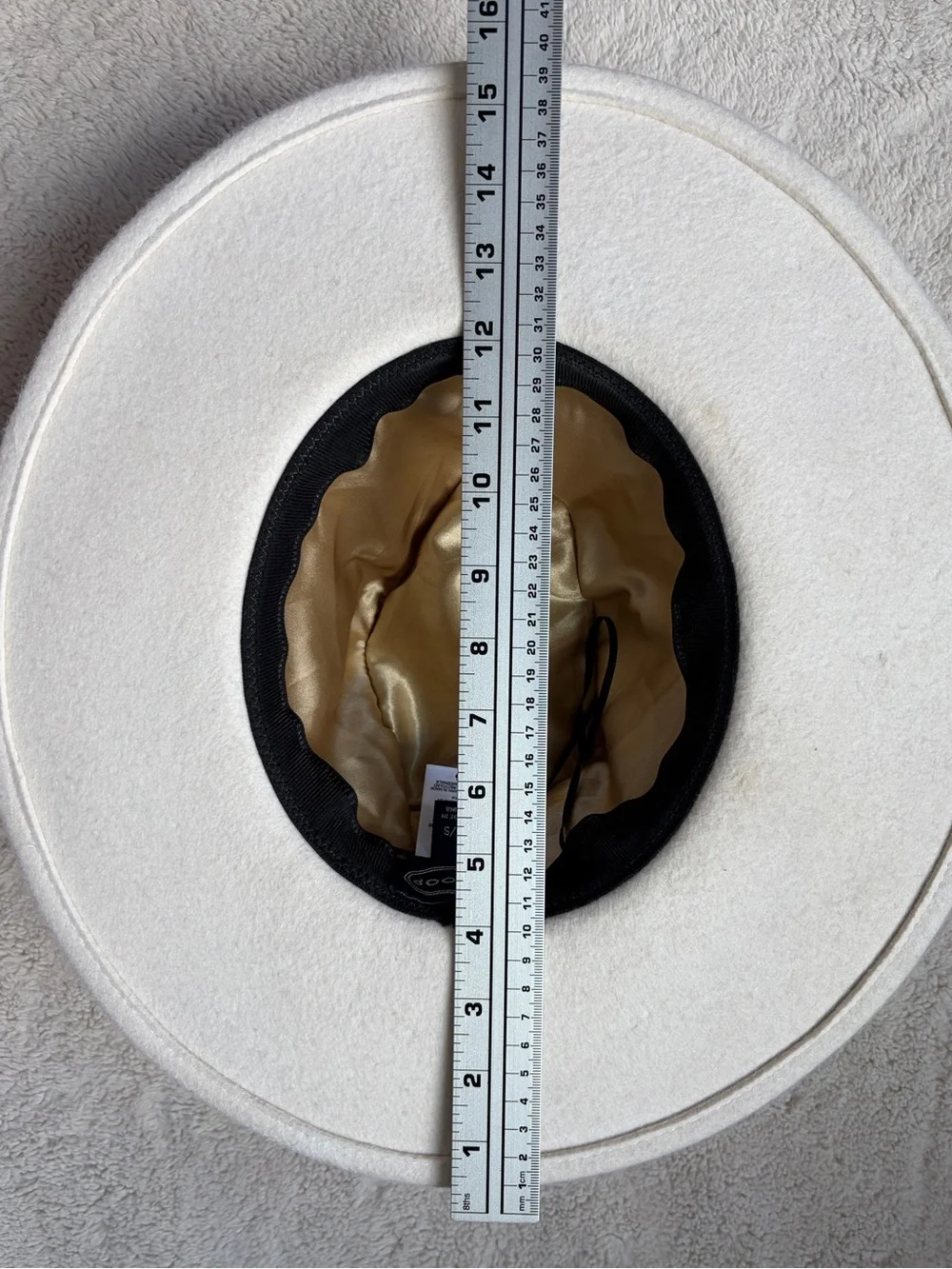 Scoop cream wool